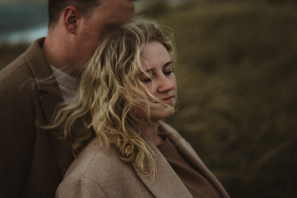 Paar bei einem emotionalen Paarshooting in Dänemark – natürliche und cinematische Paarfotografie