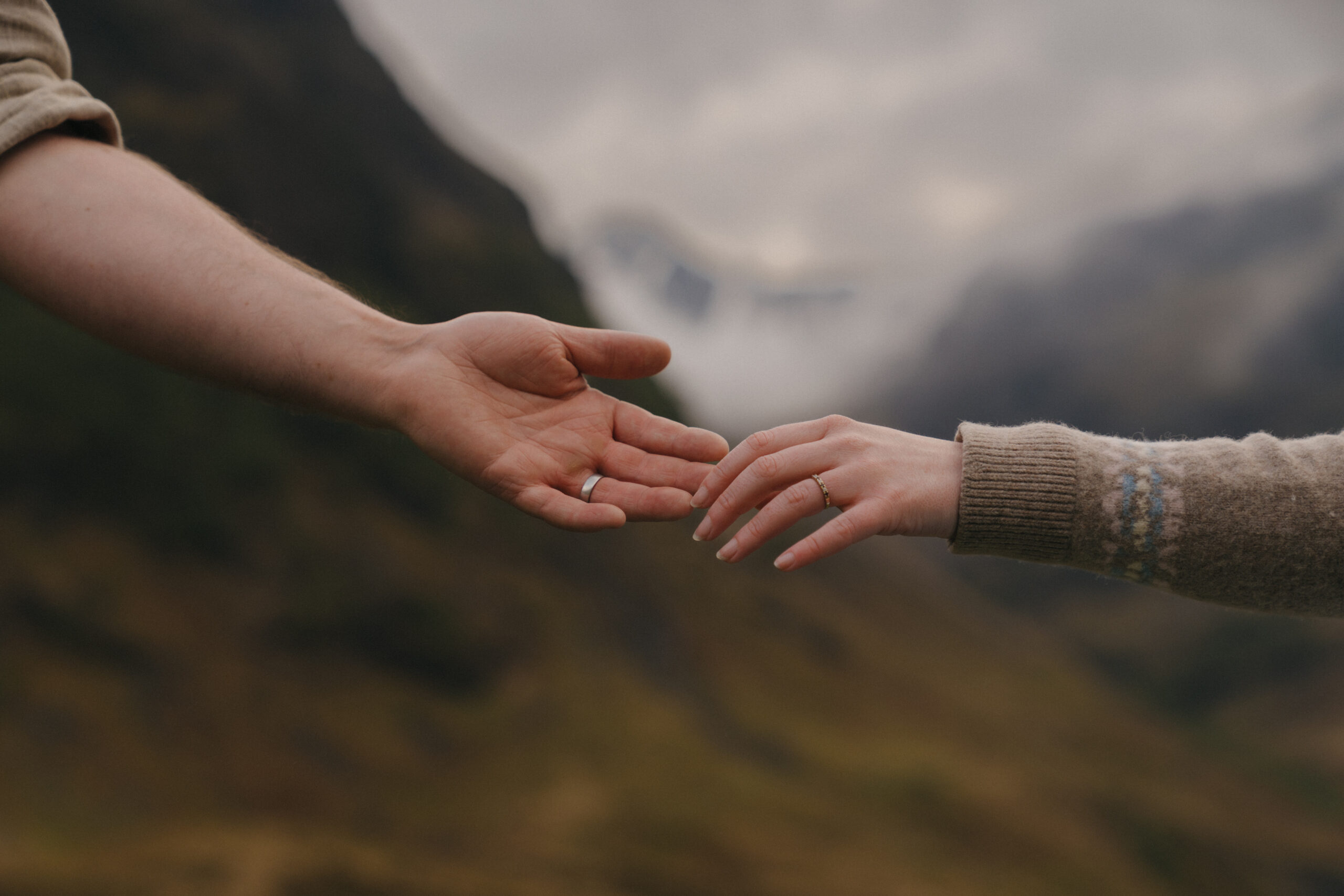 Hände eines Paares mit Ringen beim Paarshooting – emotionale Paarfotografie