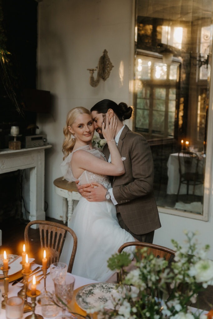 Brautpaar in einem innigen Moment bei einer stilvollen Hochzeit – emotionale Hochzeitsfotografie