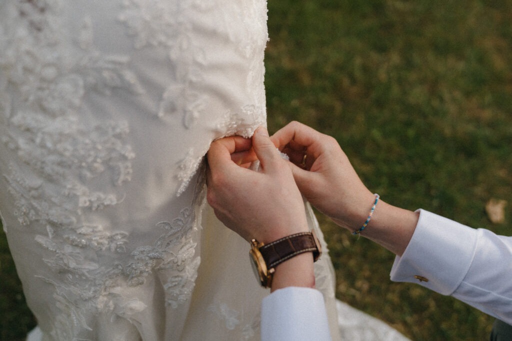 Detailaufnahme beim Anpassen eines Brautkleides – emotionale Hochzeitsreportage