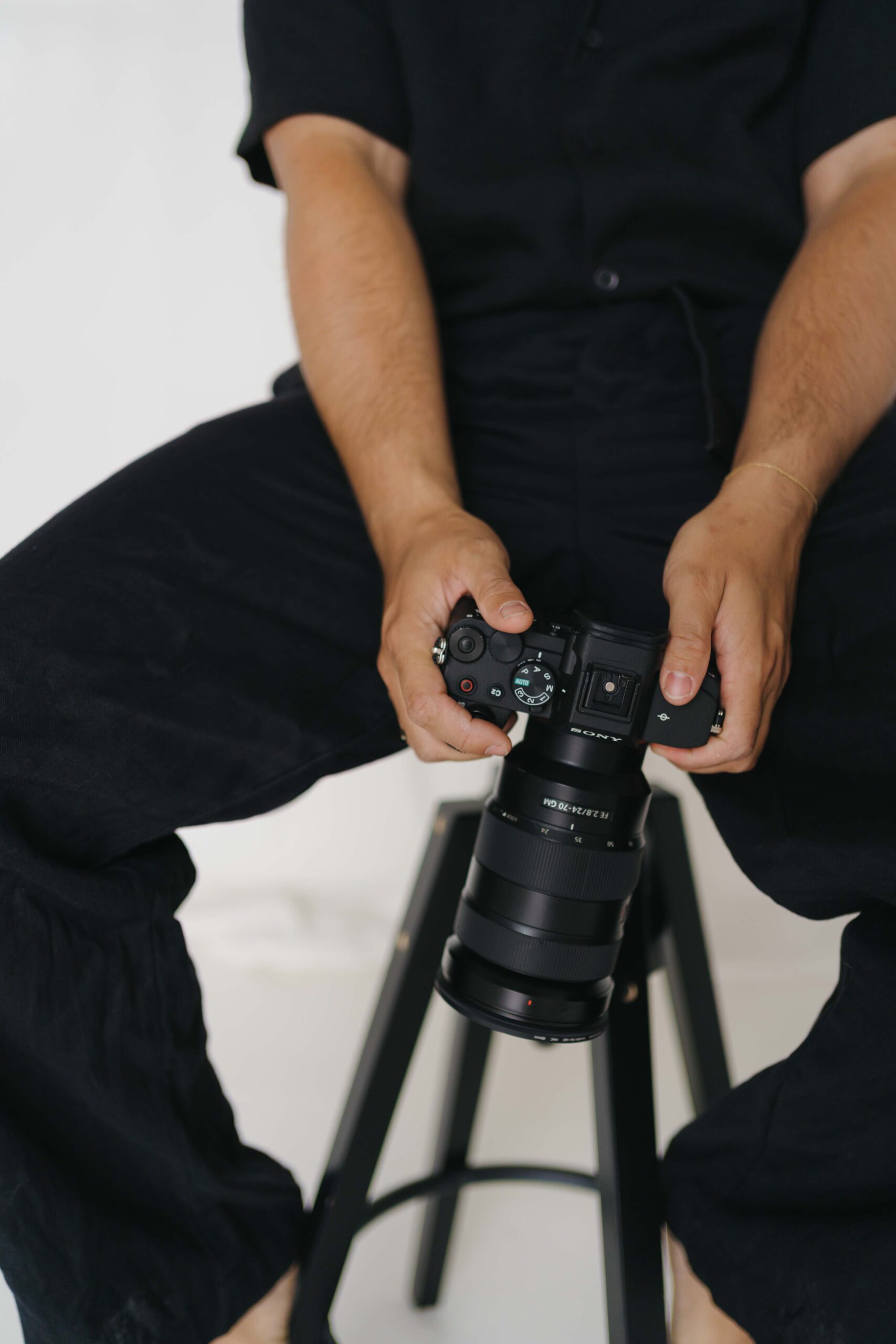 Luca Lintweiler, Hochzeitsfotograf mit professioneller Kamera – moderner Einblick hinter die Kulissen