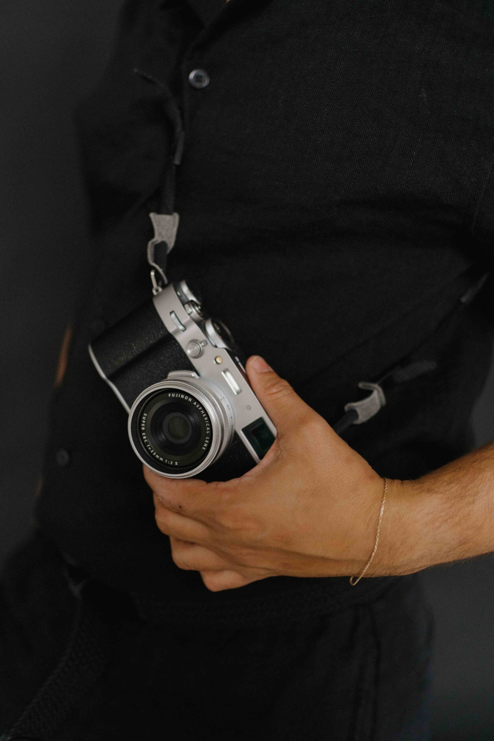 Hochzeitsfotograf Luca Lintweiler mit Kamera – dokumentarische und cinematische Hochzeitsfotografie