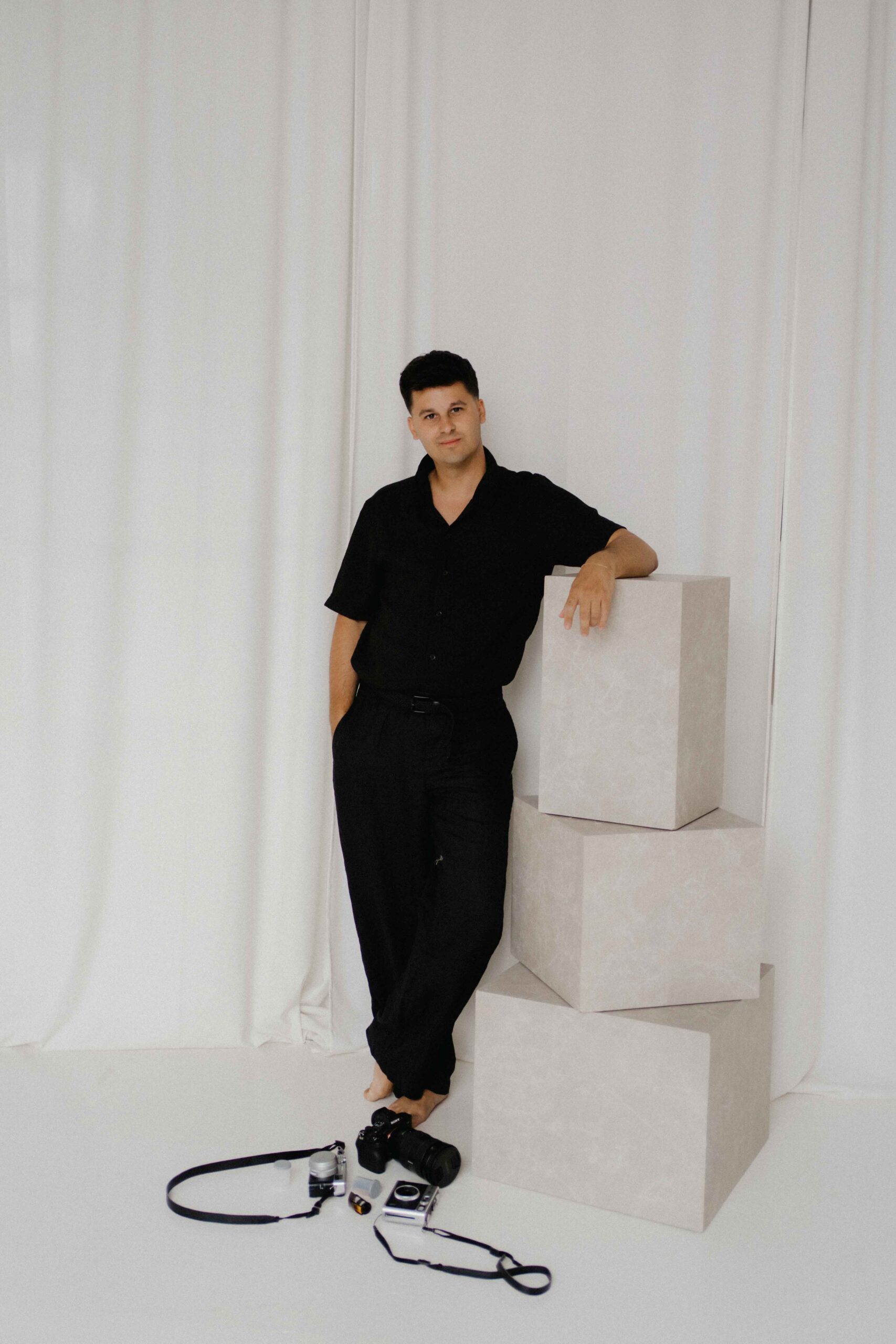 Luca Lintweiler, Hochzeitsfotograf mit Kamera im Studio – moderner Portrait-Look