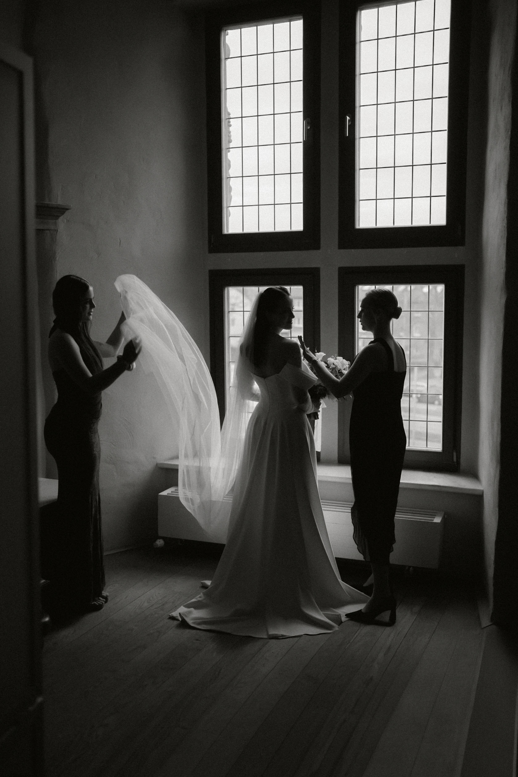 Braut beim Getting Ready vor der Hochzeit – natürliche Hochzeitsreportage in Schwarz-Weiß