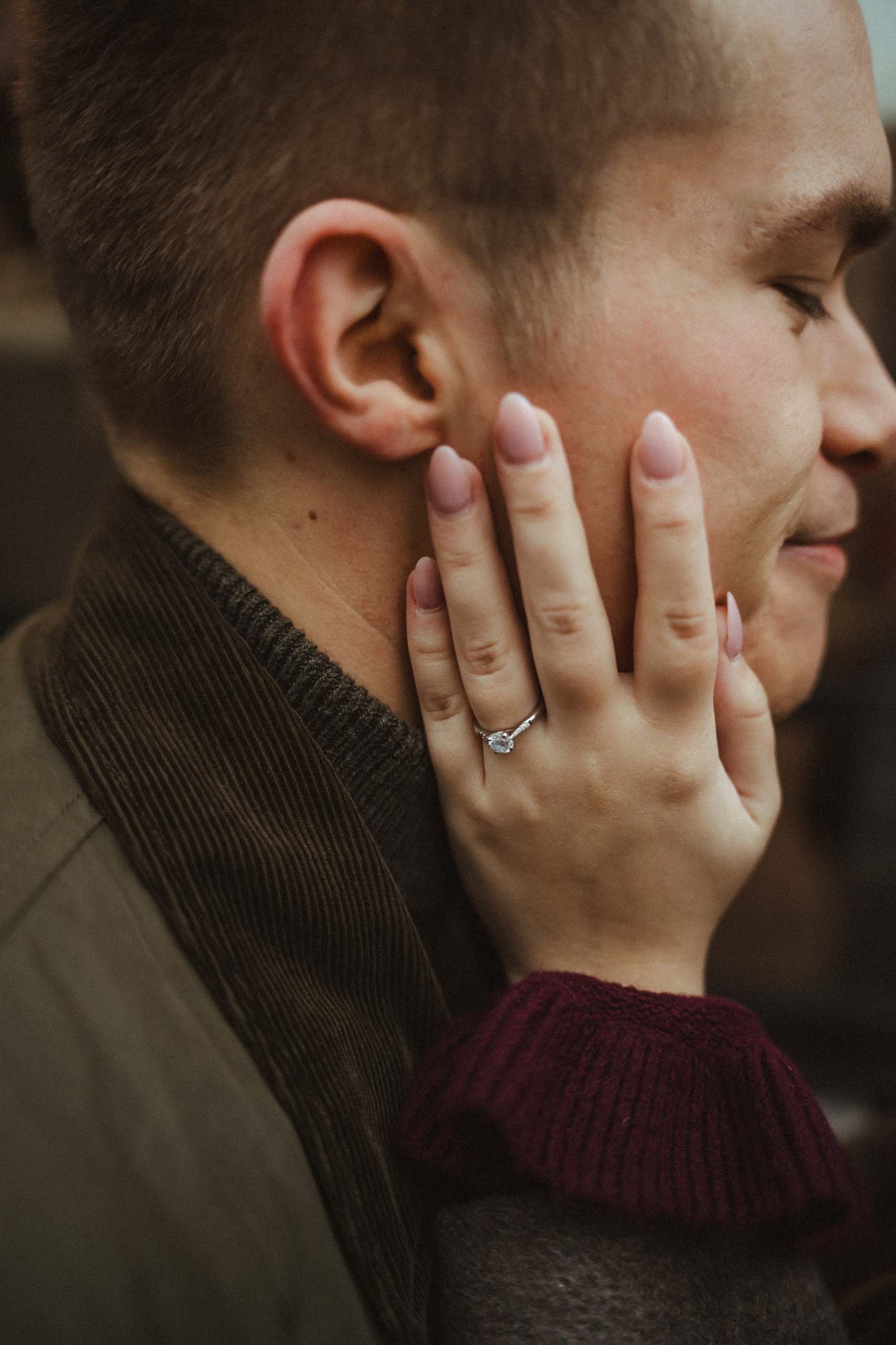 Paar beim innigen Paarshooting mit sichtbarem Verlobungsring – emotionale Paarfotografie