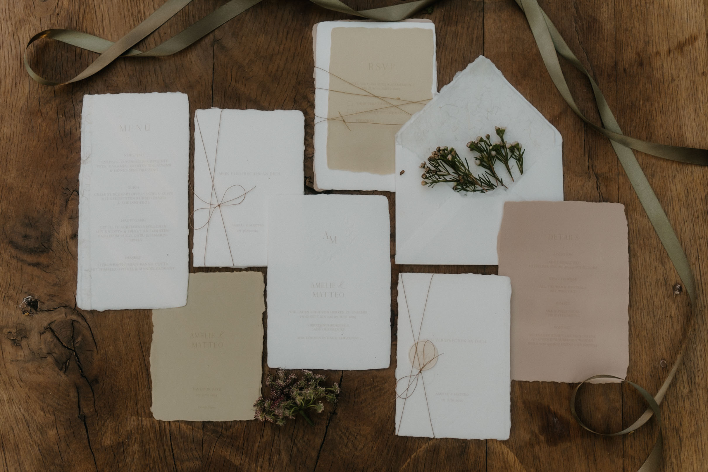 Hochzeitspapeterie mit Einladungskarten und floralen Details – elegante Hochzeitsfotografie
