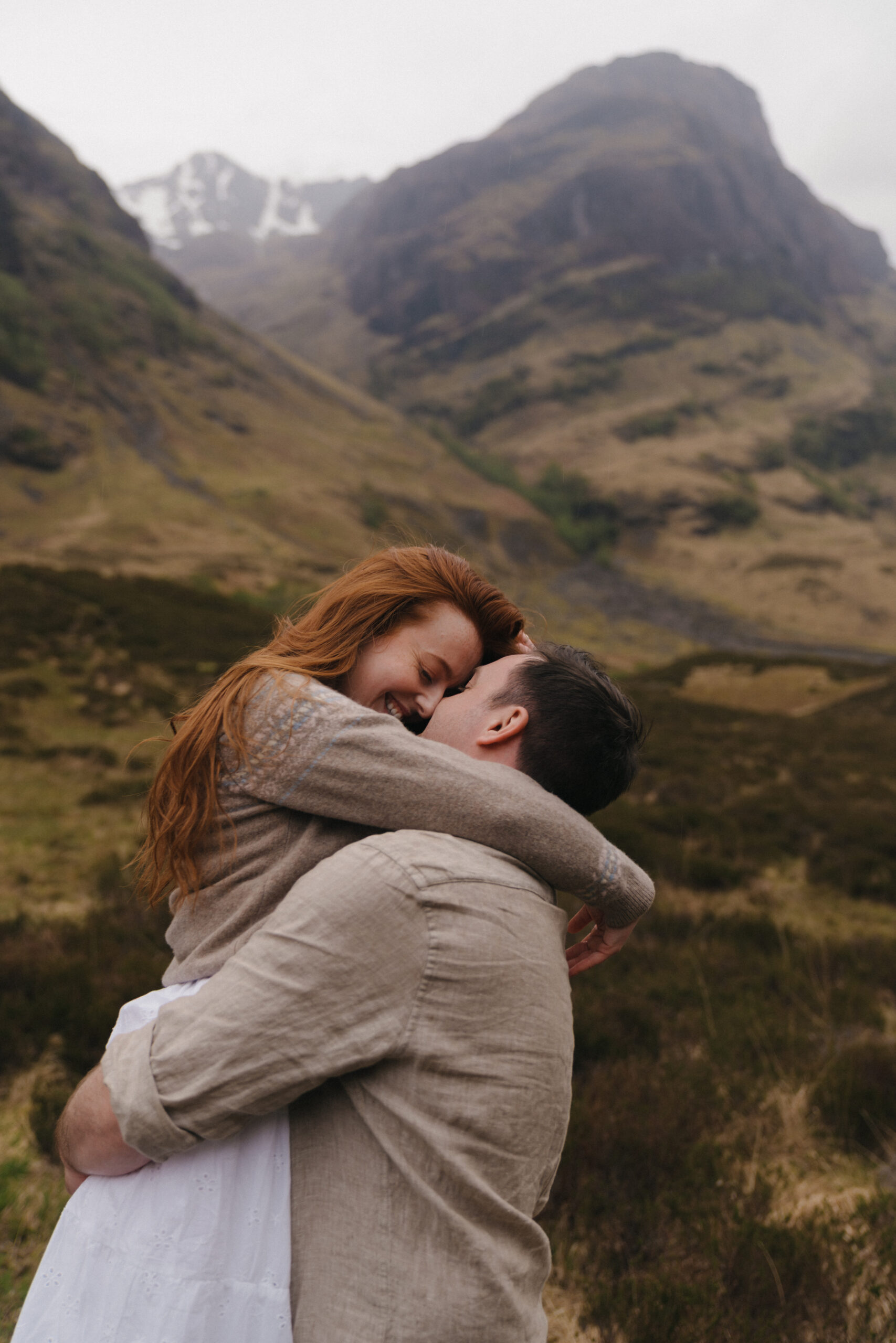Paar in inniger Umarmung in den schottischen Highlands – Destination Wedding und Elopement Fotografie